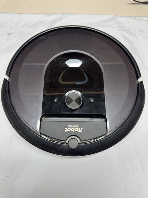 iRobot i7 Roomba Untested — actual PRF item photo 1 of 3