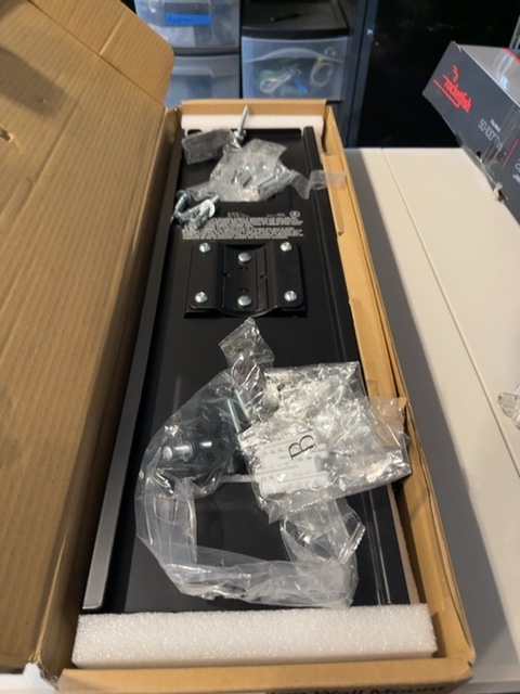 Best Buy essentials BE-MLFM Large Full-Motion Wall Mount for 47-84" TVs Open Box — actual PRF item photo 2 of 3